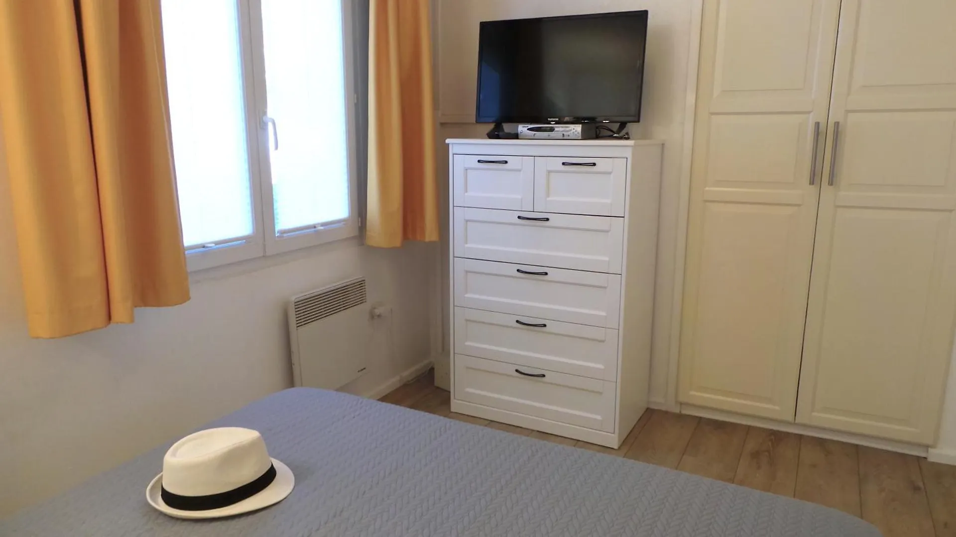La Maison D Oliver Gassin Holiday home